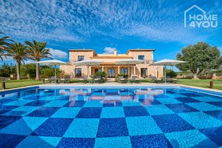 Haus in Cales de Mallorca. Exclusiva finca de ensueño con vistas al mar, licencia de alquil