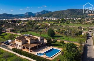 House in Lloseta. Villa mallorquina con piscina de agua salada y vistas a la tramu