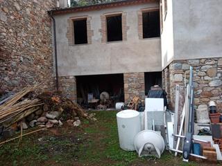 Masia a Cellera de Ter (La). Casa rústica a reformar.