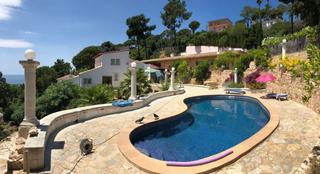 Xalet a Serra Brava. Casa con vista al mar, piscina, pista de tenis y gran jardn
