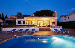 Chalet à Canyelles. Casa con licencia turística con vistas panorámicas al mar