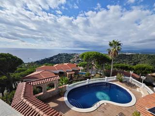 Casa  Carrer de montecarlo. Gran casa con vistas espectaculares al mar en font de sant llore