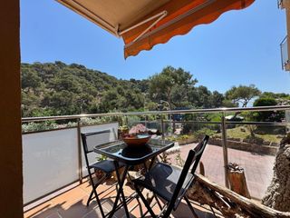 Pis  Cala canyelles. Apartamento reformado con vistas al mar, parking y ascensor en c