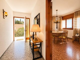 House  Carrer pirineos. Casa con jardín, posibilidad de piscina y espectaculares vistas