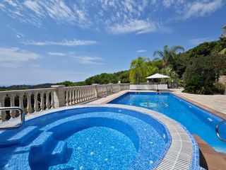 Casa a Serra Brava. Casa con licencia turística, piscina climatizada y vistas panorá
