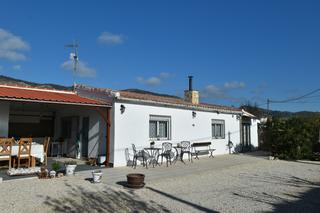 Xalet a Onil. Casa de campo de 3 dormitorios con piscina privada