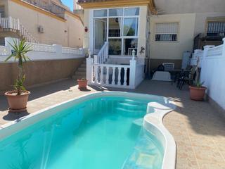 Apartament  Avenida alicante 44. Apartamento en planta baja con piscina y gran sótano