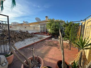 Reihenhaus in Castalla. Villa de 2 dormitorios con aparcamiento privado