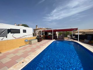 House in Castalla. Impresionante villa de 3 dormitorios con piscina privada