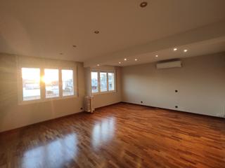 Location Appartement  Carrer de balmes. Amplio piso para entrar a vivir