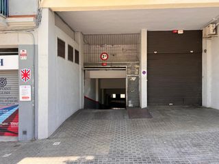 Aparcament cotxe a Els Molins. Ronda sant oleguer
