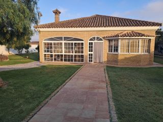 Chalet in Carretera de Sanlúcar - Sudamérica. Chalet zona los perales