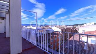 Àtic a Ibi. Ático en venta con terraza y patiogalería en una sola planta en