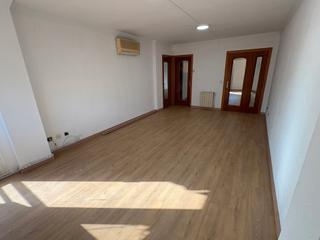 Pis  Carrer d'enric prat de la riba. Piso exterior 4 hab. dobles y 2 baños