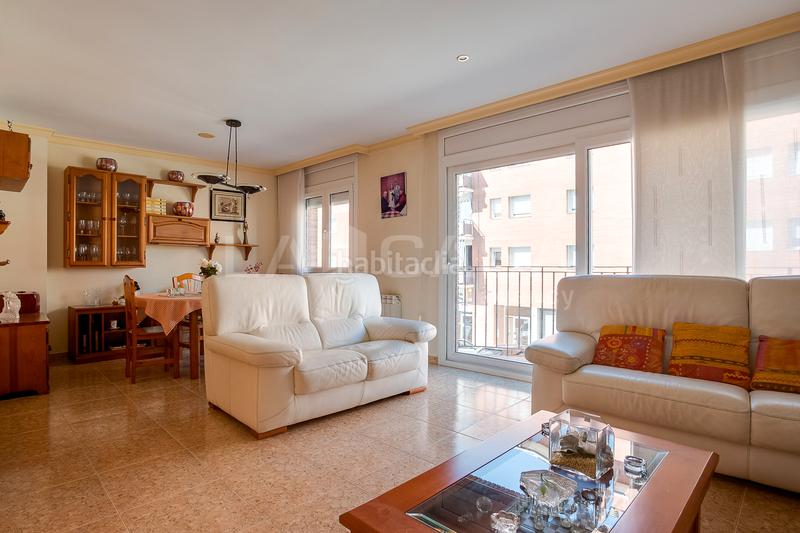 Foto c0397bbd-d4a4-43ec-8e0c-d1f6154a1ffc. Semi detached house with parking in Font Verda Granollers