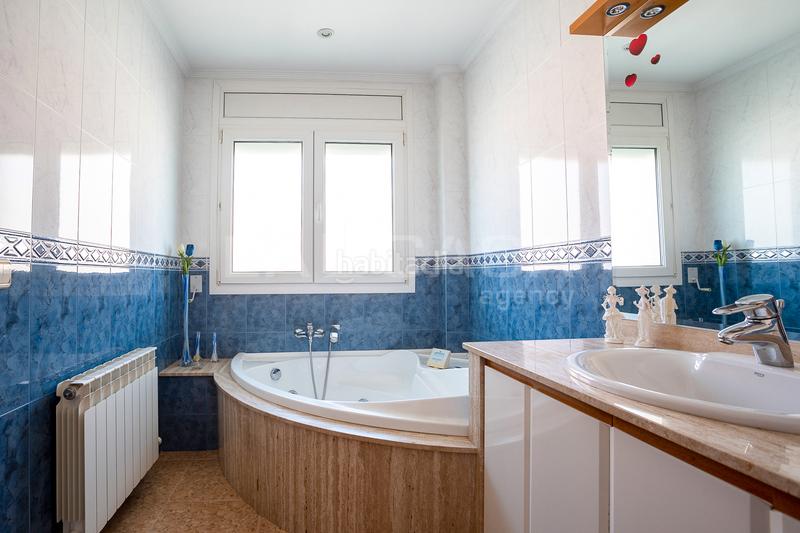 Foto d62bd4aa-a705-4a81-b72d-fa89ef264b98. Semi detached house with parking in Font Verda Granollers