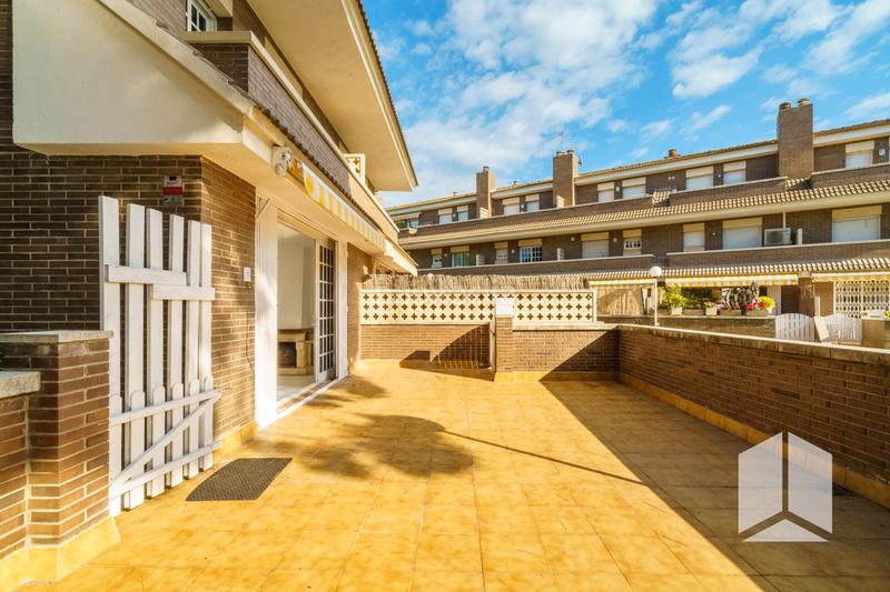 Foto 0ad1b603-6b74-466d-be66-a58b682a5a78. Casa adossada amb calefacció aparcament piscina a Castelldefels