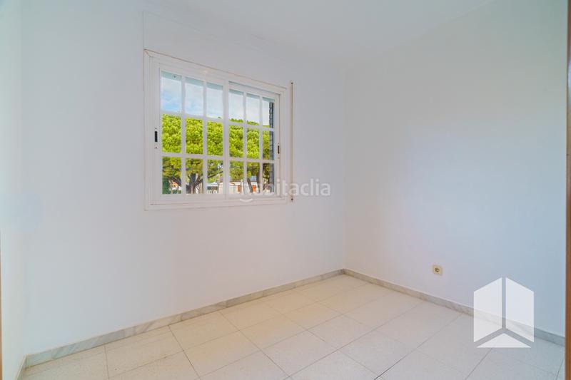 Foto 053fd160-3b1d-41d5-86fa-2d833022496f. Semi detached house with heating parking pool in La Pineda Castelldefels