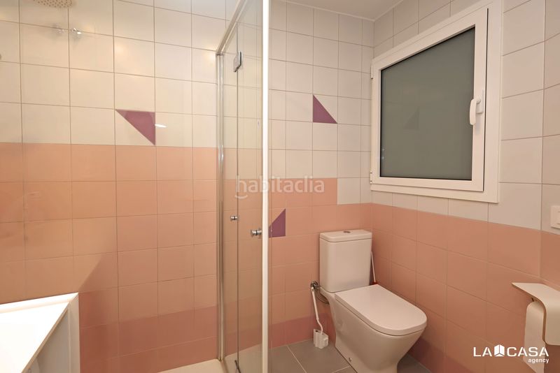 Foto a8a7da22-9d8e-420c-bc2c-fd71f8f0a211. Pis amb aparcament a El Poble Sec - Parc de Montjuïc Barcelona