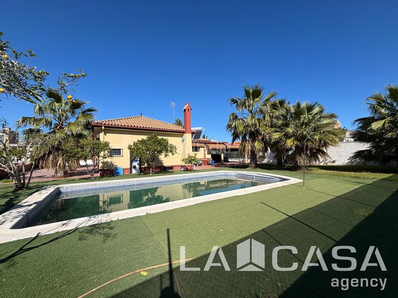 Foto 4a3afa48-8f59-46a9-859e-f1597d8d69c9. Xalet amb aparcament piscina a Condequinto Montequinto