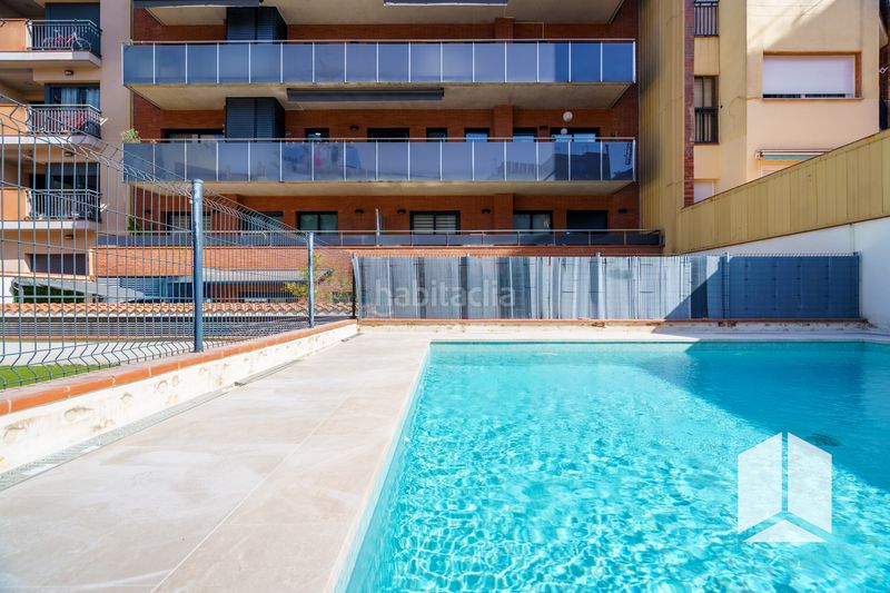 Foto 35598cad-d5ed-49b5-b0e8-9109eb1488e9. Pis amb aparcament piscina a Centre Castelldefels