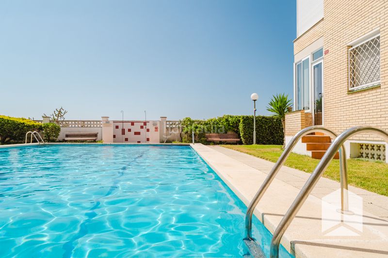 Foto a4cee1ee-96e4-41e5-8c02-f531b68efb6a. Pis amb piscina a Lluminetes Castelldefels