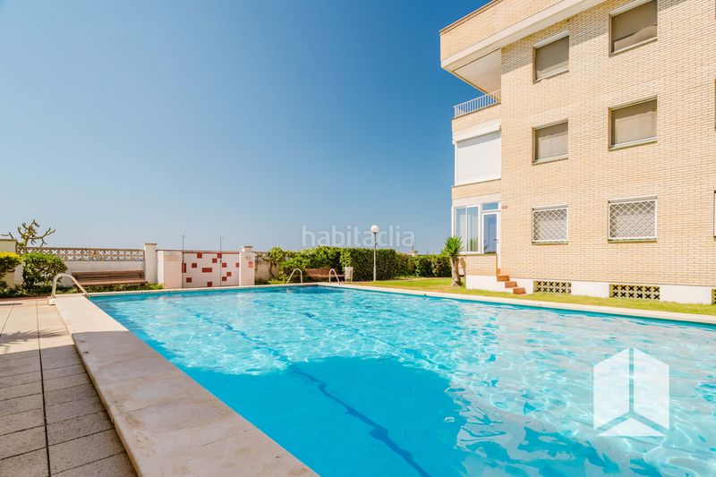 Foto cf2bb3f8-1aff-43e3-9050-a57f8574aca5. Pis amb piscina a Lluminetes Castelldefels