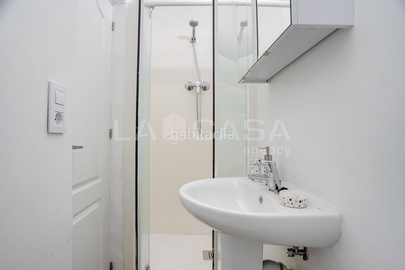 Foto a7061571-cc1e-4aa4-bc8c-f1ee49af0a24. Planta baixa a Baix Guinardó Barcelona