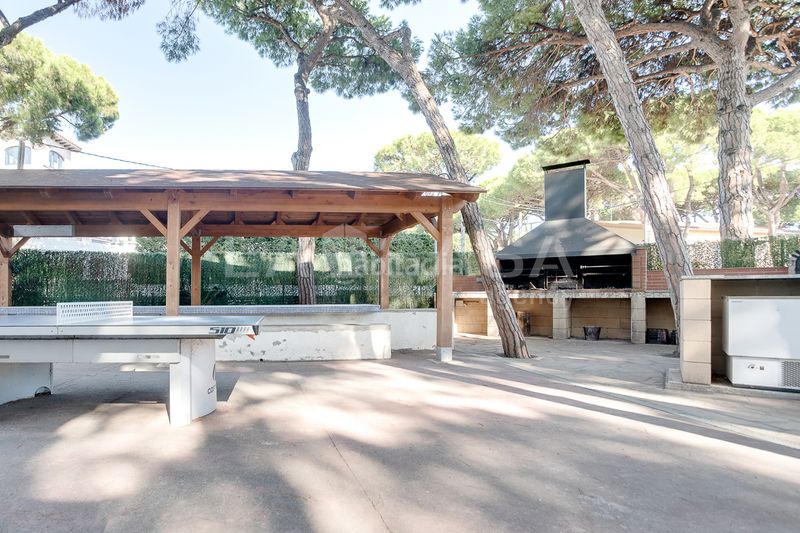 Foto e2bbe9a7-e18c-45ef-9498-539bb59570d0. Pis amb aparcament piscina a La Pineda Castelldefels