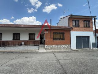 Casa adossada a Calle pinar 14. ¡¡oportunidad!! - chalet en venta en santiuste de san juan bauti