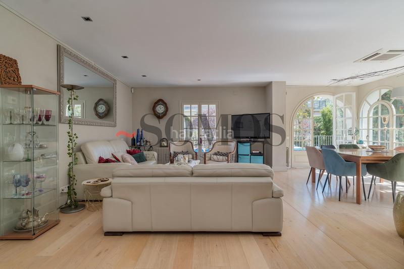 Foto 458e84dc-2b3c-4690-991f-fd1ba1b5b0a3. Casa con riscaldamento parcheggio piscina in La Miranda Esplugues de Llobregat