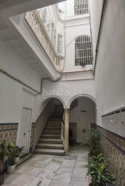 Foto 77cd88f3-29e3-4d48-93d6-3b43371e1432. Piso amplio piso para entrar a vivir a un paso de la catedral en Cádiz