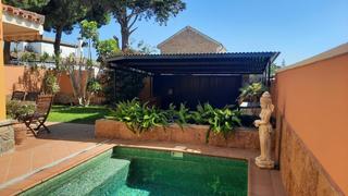 Casa aparellada  Cinta de la. Chalet pareado en perfecto estado con jardín y piscina