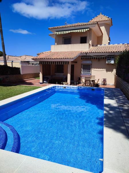 Foto 5bdffca5-ca0d-442f-8ddb-cd344ded3b81. Chalet con riscaldamento parcheggio piscina in La Barrosa Chiclana de la Frontera