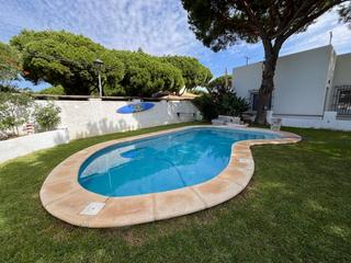 Chalet à Carretera pinar de los franceses 5. Chalet urbano legalizado con piscina y jardines en el pinar de l