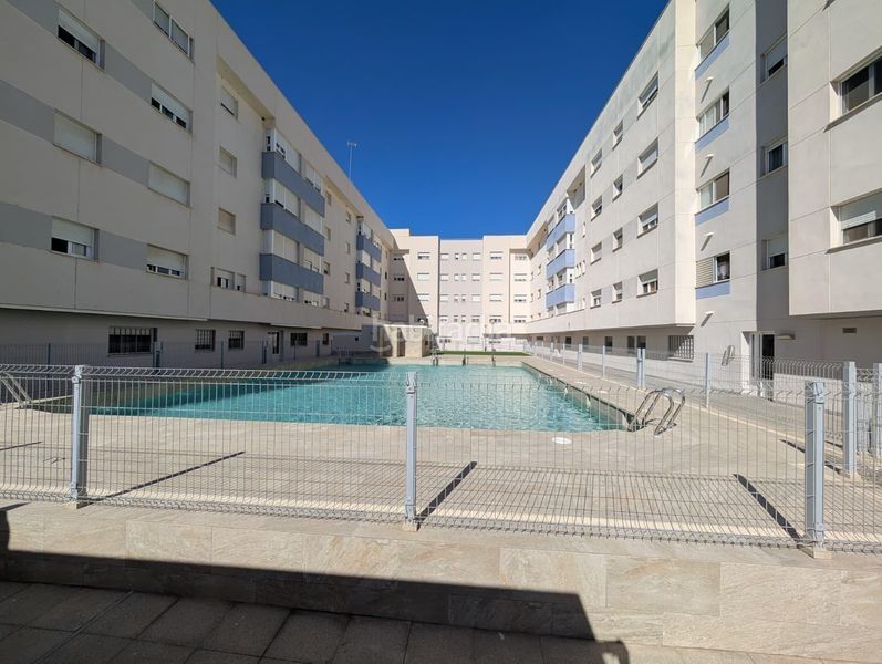 Foto a21c5093-50d2-4dfe-ba9c-1889a7a4655c. Pis amb calefacció aparcament piscina a Ronda del Estero San Fernando