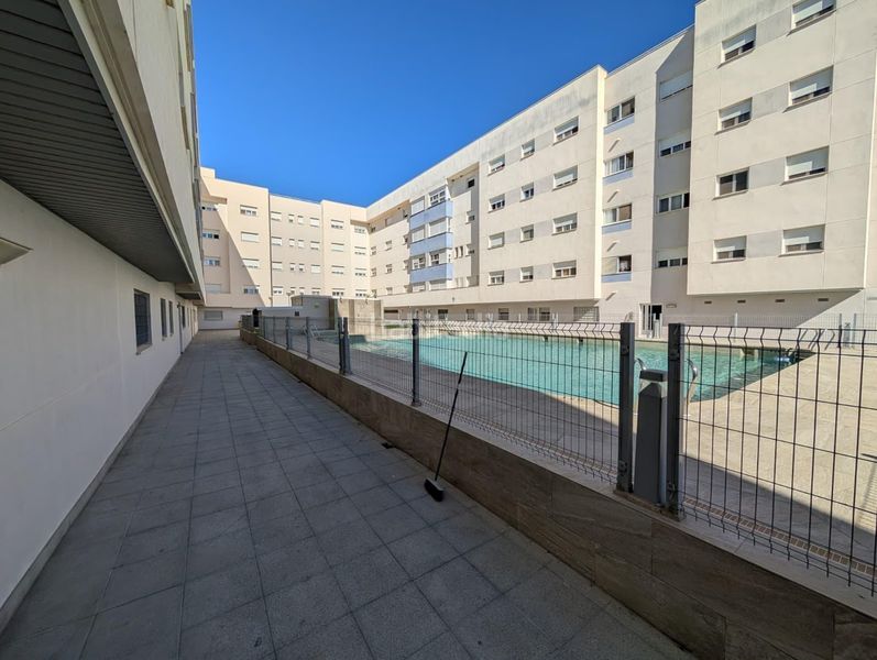 Foto d2ffc29e-aa73-49ce-8aea-941a24f943a2. Pis amb calefacció aparcament piscina a Ronda del Estero San Fernando