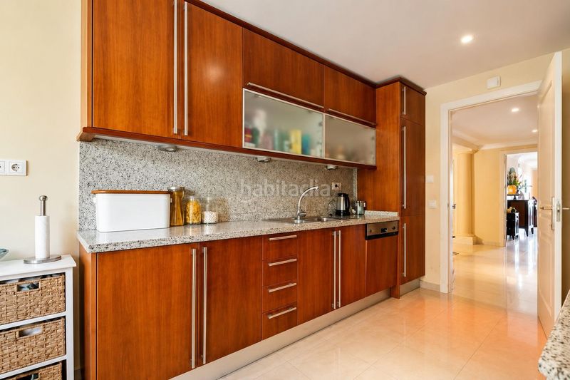 Foto c786e09d-746f-42ce-886f-be0a391273db. Apartament amb calefacció aparcament piscina a Los Naranjos Marbella