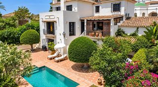 Chalet  Urbanizacion urbanización marbella hill club. Villa pareada mediterránea con piscina privada en marbella hill