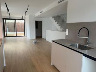 Reihenhaus  Avinguda de can marques. Vivienda de obra nueva