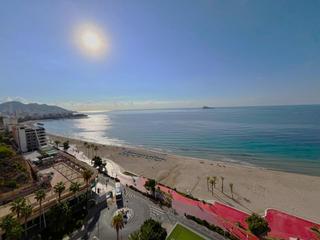Apartament a Playa Poniente. Magnífico apartamento en primera línea de mar en la exclusiva zo