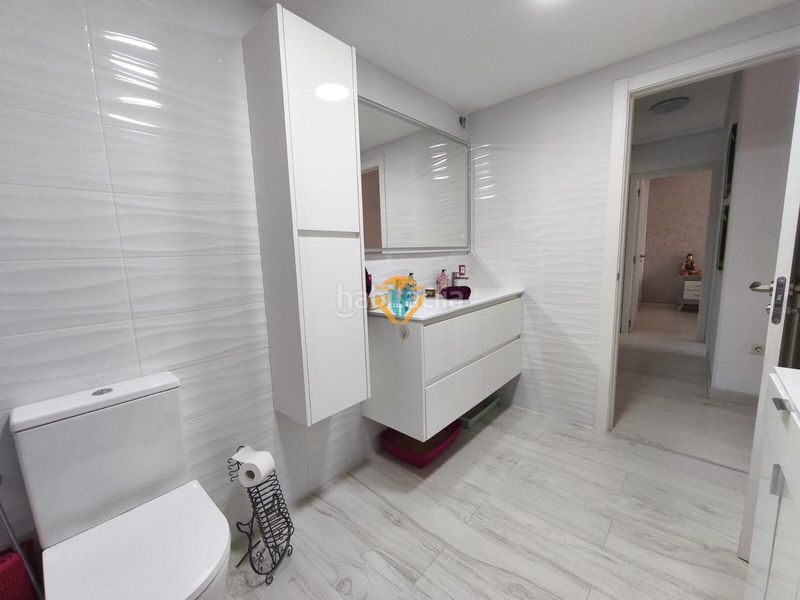 Foto a7919ad3-b0b4-4384-b872-58c035ecf8af. Casa adossada amb aparcament piscina a Playa Poniente Benidorm