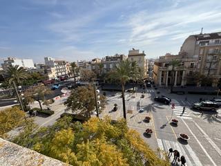 Pis a Centre. En plena plaça carles iii, al lado de la parroquia