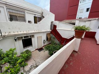 Haus  Blasco ibañez. Fantástica casa de 3 plantas con terraza en el centro de paterna