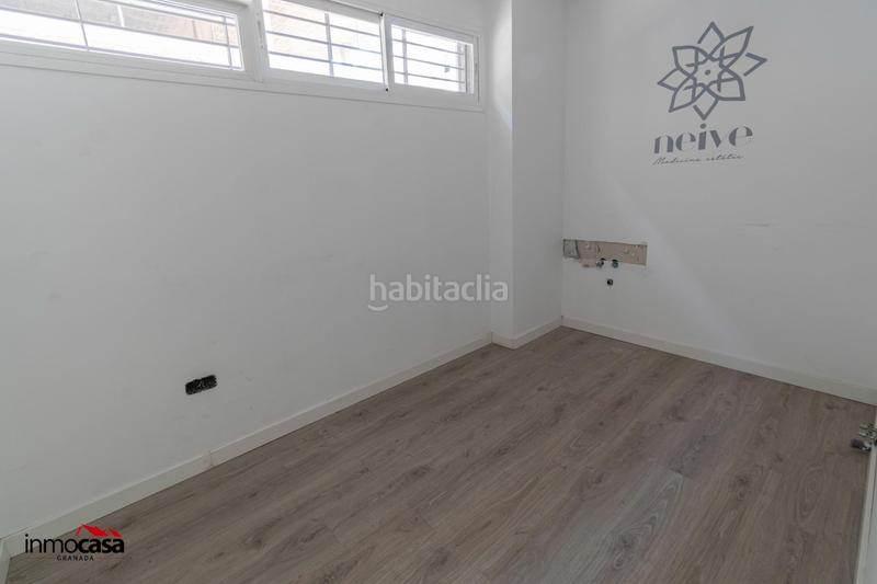 Foto 043679f5-ba54-4334-baa0-0d30bfbf5e2d. Local comercial en calle doctor fleming 1 local comercial en esquina en el centro en Armilla