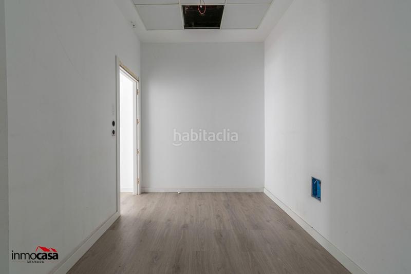 Foto 2d5e34e2-9148-4bbb-b4b7-9393b952f89d. Local comercial en calle doctor fleming 1 local comercial en esquina en el centro en Armilla