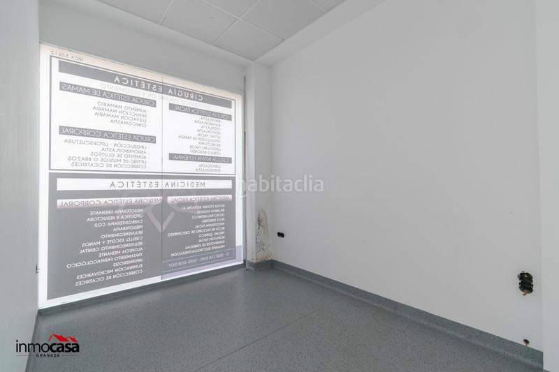 Foto d9e822fe-2c40-4e6f-8df4-b96eeefb7a2e. Local comercial en calle doctor fleming 1 local comercial en esquina en el centro en Armilla