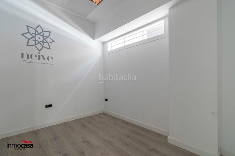 Foto fa935962-f384-49d4-bde3-af5468d2e740. Local comercial en calle doctor fleming 1 local comercial en esquina en el centro en Armilla