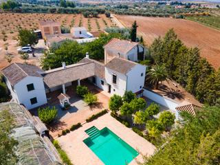 Chalet à Moraleda de Zafayona. Descubre el encantador cortijo la almunia!