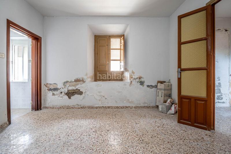 Foto 0193e1f9-c2d2-4270-926b-6038a5b9b1fc. Casa adosada se vende parcela en el centro de cullar vega con edificación en Cúllar Vega